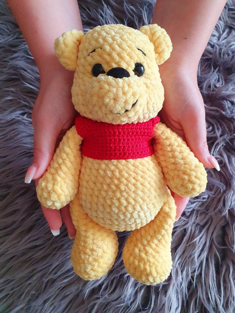 Gehäkelter Winnie Pooh, Spieluhr, Amigurumi, Kuscheltier, handgefertigt, Geschenk, Geburt, Geburtstag, Baby, Pooh Bild 1