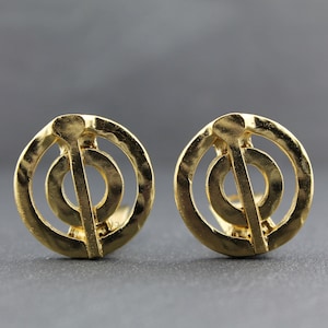 MICRIS – Vintage Geometric Earrings in Gilt Hammered Metal / Modernist Design from the 1980&#39;s