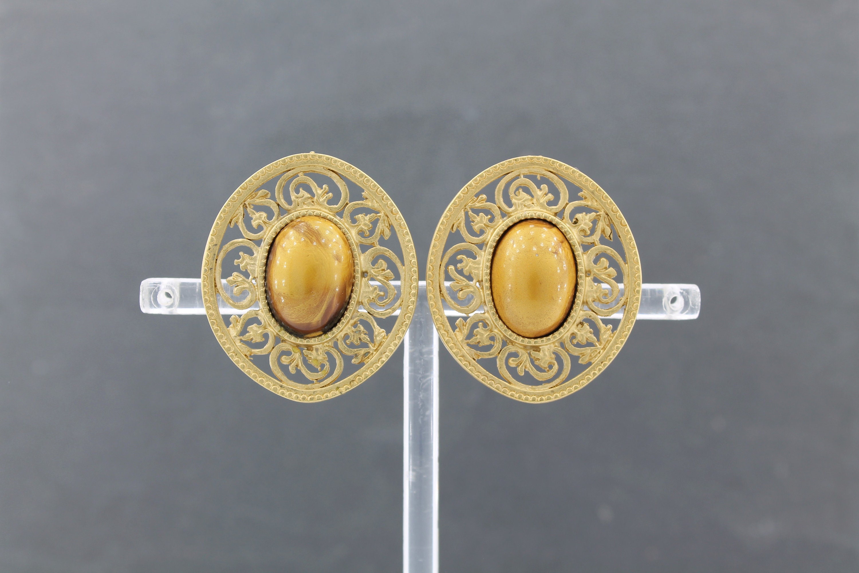 Linda Hattab Paris Boucle d'oreilles Clips metal dore Ref H49