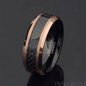 Anillo de tungsteno de oro rosa con incrustaciones de fibra de carbono negra, alianza para hombre