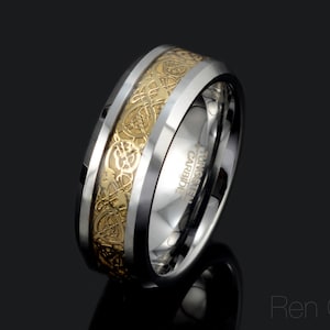 Alianza de boda de tungsteno con dragón celta en oro amarillo (8 mm)
