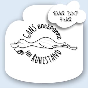 Op de afbeelding: Een zwart-witte digitale afbeelding met een lijntekening van een gans die ligt met een klein bloemetje. De tekst luidt GANS entspannt im RUHESTAND, met SVG DXF PNG in een wolkje erboven. Het ontwerp staat op een witte achtergrond.