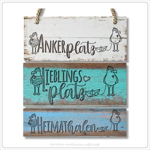 Op de afbeelding: Drie houten borden met een nautisch thema. Het bovenste bord is wit met de tekst "Ankerplatz" en een zeemeeuw aan elk uiteinde. Het middelste bord is turquoise met de tekst "Lieblings Platz" en een zeemeeuw aan elk uiteinde. Het onderste bord is blauw met de tekst "Heimathafen" en een zeemeeuw aan elk uiteinde.