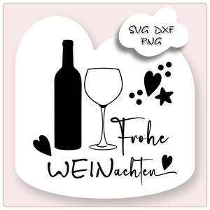 Può includere: Grafica in bianco e nero con una bottiglia di vino, un bicchiere da vino, cuori e stelle. Il testo "Frohe Weihnachten" è visualizzato in un carattere decorativo, insieme alle opzioni di tipo di file: SVG, DXF e PNG.