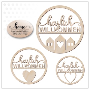 Puede incluir: Tres letreros de madera con el texto "Herzlich Willkommen" en una fuente cursiva. Los letreros son circulares y tienen un diseño decorativo alrededor del borde. El primer letrero tiene un diseño de tres casas con un corazón en el medio. El segundo letrero tiene un corazón en el medio. El tercer letrero tiene un corazón en el medio.