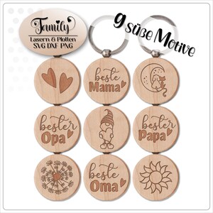 Könnte beinhalten: Eine Sammlung von Holzschlüsselanhängern mit verschiedenen eingravierten Designs. Die Schlüsselanhänger zeigen Herzen, einen Zwerg, einen Hund auf einem Mond, einen Löwenzahn und eine Sonnenblume. Text beinhaltet "Family", "beste Mama", "bester Opa", "beste Oma", und "bester Papa".