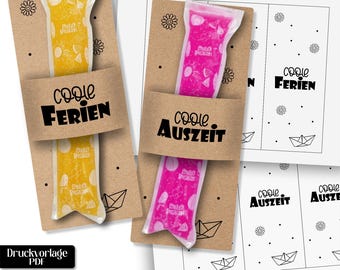 Könnte beinhalten: Zwei lange, dünne Kunststoffschläuche gefüllt mit gelber und pinker Flüssigkeit, jeweils befestigt an einer braunen Papphülle. Die Hüllen tragen den schwarzen Schriftzug "COOLE FERIEN" oder "COOLE AUSZEIT" sowie kleine Strichzeichnungen von Blumen und Papierbooten.