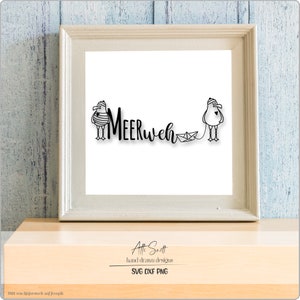 Pode incluir: Uma impressão emoldurada com a palavra "Meerweh" em escrita preta, ladeada por gaivotas de desenho animado e um barco de papel. A impressão está em uma moldura branca, em um fundo de painéis de madeira azul claro. A parte inferior da moldura tem o texto "Atte Snett hand drawn designs SVG DXF PNG".
