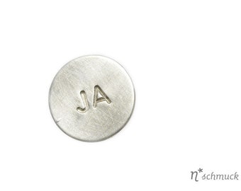 BUTTON_ JA, Brosche Handarbeit mit geprägten Buchstaben aus Sterlingsilber, 21 mm