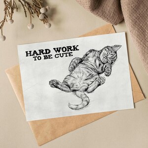 Téléchargement XXL • Travail acharné • Affiche carte postale drôle de chaton endormi mignon Sandra Mahn dessin au stylo peinture art mural vétérinaire vétérinaire funky