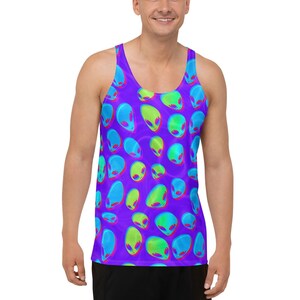 Puede incluir: Un tanque morado con un patrón repetido de cabezas de extraterrestres verdes y azules. Las cabezas de extraterrestres están delineadas en rojo y tienen un efecto 3D.