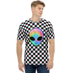 Puede incluir: Una camiseta a cuadros en blanco y negro con un gráfico de cara de extraterrestre arcoíris. El extraterrestre tiene una expresión sonriente.