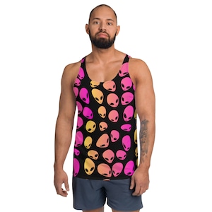 Puede incluir: Un top negro de tirantes con un patrón repetido de cabezas de extraterrestres rosas, naranjas y amarillas. Las cabezas de extraterrestres tienen ojos negros y están delineadas en negro.