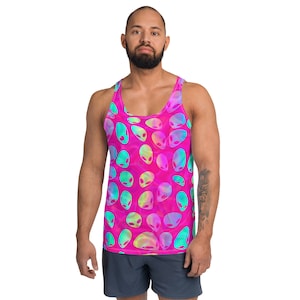 Puede incluir: Una camiseta de tirantes rosa con un patrón repetido de caras de extraterrestres de colores. Las caras de extraterrestres son en tonos de azul, verde y amarillo.