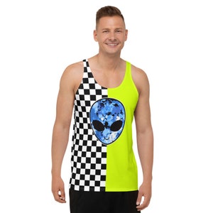 Puede incluir: Un tanque de cuadros blancos y negros con un panel amarillo brillante en el lado derecho. Una cara de extraterrestre azul con un contorno blanco está impresa en el panel amarillo.