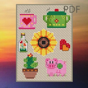 Könnte beinhalten: Kreuzstichmuster mit einer rosa Tasse mit Herz, einem grünen Topf, einer Sonnenblume, einer Flasche mit Blumen, einem Kaktus im Topf, einem Schwein mit einem Kleeblatt und einem roten Herzen. Das Design ist auf beigem Hintergrund.