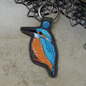 Anhänger, Taschenbaumler, Schlüsselanhänger Eisvogel,Geschenkanhänger gestickt auf Kunstleder