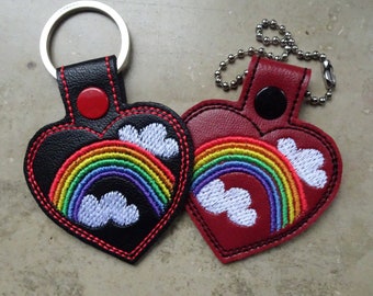 Anhänger Regenbogen Herz rot und schwarz, Taschenbaumler, Schlüsselanhänger Herzchen, Geschenkanhänger gestickt auf Kunstleder