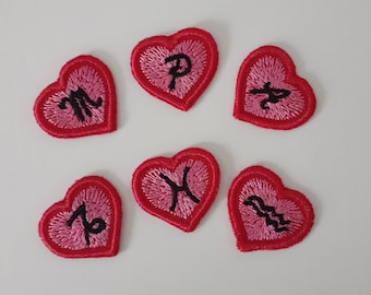 Patches  2Stck. Herzchen personalisiert mit Buchstaben und Sternzeichen, Applikation Herz, aufbügelbare Miniherzen gestickt, Bügelherzchen