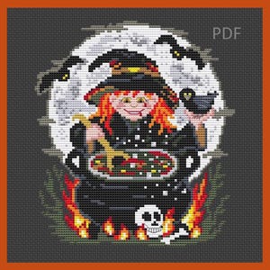 Könnte beinhalten: Eine Cartoon-Hexe mit roten Haaren und einem schwarzen Hut rührt einen Kessel mit einem Holzlöffel um. Der Kessel steht über einem Feuer und es befinden sich zwei schwarze Krähen und ein Schädel in der Nähe. Der Hintergrund ist ein Vollmond.