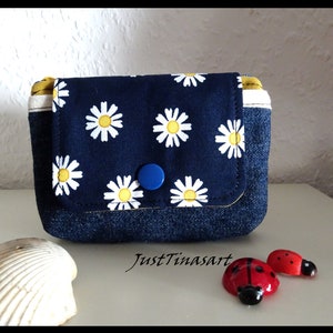 Portemonnaichen, Mini-Portemonnaie genäht aus Baumwollstoffen und Jeansstoff dunkelblau, Gänseblümchen