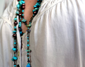 Lange Halskette aus kupferfarbenen Glasperlen und Türkis/ Endloshaslkette/ Halskette ohne Verschluss