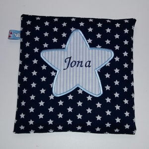 Könnte beinhalten: Ein blaues Kissen mit weißen Sternen und einem blauen Stern mit weißen Streifen, auf dem "Jona" in der Mitte steht.