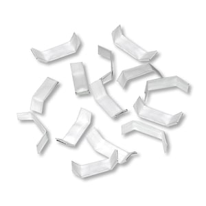 Könnte beinhalten: Eine Ansammlung kleiner, silberfarbener Metallwinkel auf weißem Hintergrund. Die Winkel haben eine gebogene, eckige Form mit flacher Basis und abgewinkelten Seiten. Sie scheinen neu und unbenutzt zu sein.