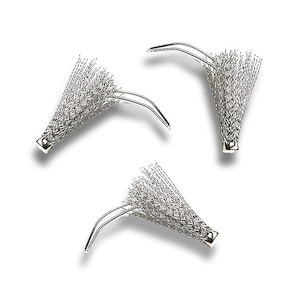 Könnte beinhalten: Drei silberne Metall-Reinigungsbürsten mit einem gebogenen Griff. Die Bürsten sind zum Reinigen von kleinen Räumen und Spalten konzipiert.