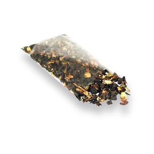 Könnte beinhalten: Ein durchsichtiger Plastikbeutel gefüllt mit losem Tee. Der Tee ist eine Mischung aus dunkelbraunen und beigen Blättern, mit sichtbaren Stielen und anderen Pflanzenmaterialien. Der Beutel ist abgewinkelt, vor weißem Hintergrund.