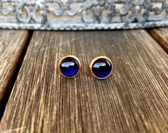 Small stud earrings made of stainless steel in rose gold with cabochon in dark blue 8 mm