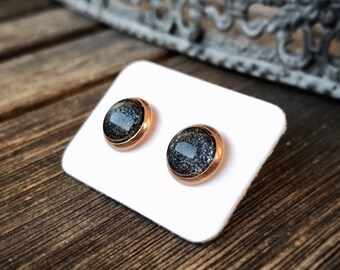 Small stainless steel ear studs in rose gold with cabochon in black glitter 8 mm