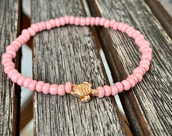 Pearl bracelet in old rose with turtle in rose gold