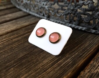 Small stud earrings in bronze with cabochon in old pink 8 mm