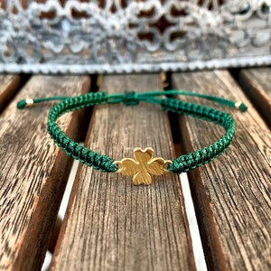 Hand-knotted bracelet with clover leaf gold