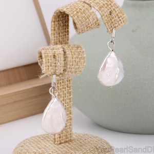 Teardrop weiße Münze Perlen Haken Ohrringe, handgemachte natürliche Perlen Ohrringe, Brautjungfer Schmuck, Geschenk für sie, minimalistische Münze Perlen Ohrringe