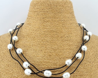 Collar de cuero con perlas de agua dulce auténticas, gargantilla de cuero con perlas hecha a mano, collar de cuero con perlas barrocas, regalo para niña, regalo para mamá - FPN07