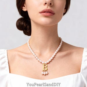 Collana con iniziale in oro/argento fatta a mano con perle di riso bianche naturali d'acqua dolce, collana con lettera come regalo