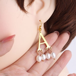 Handgemachte Gold / Silber-Anfangsohrringe mit natürlichen weißen Süßwasserperlen, echte Süßwasserperlen, Buchstabenperlen-Ohrringe, Geschenke für sie