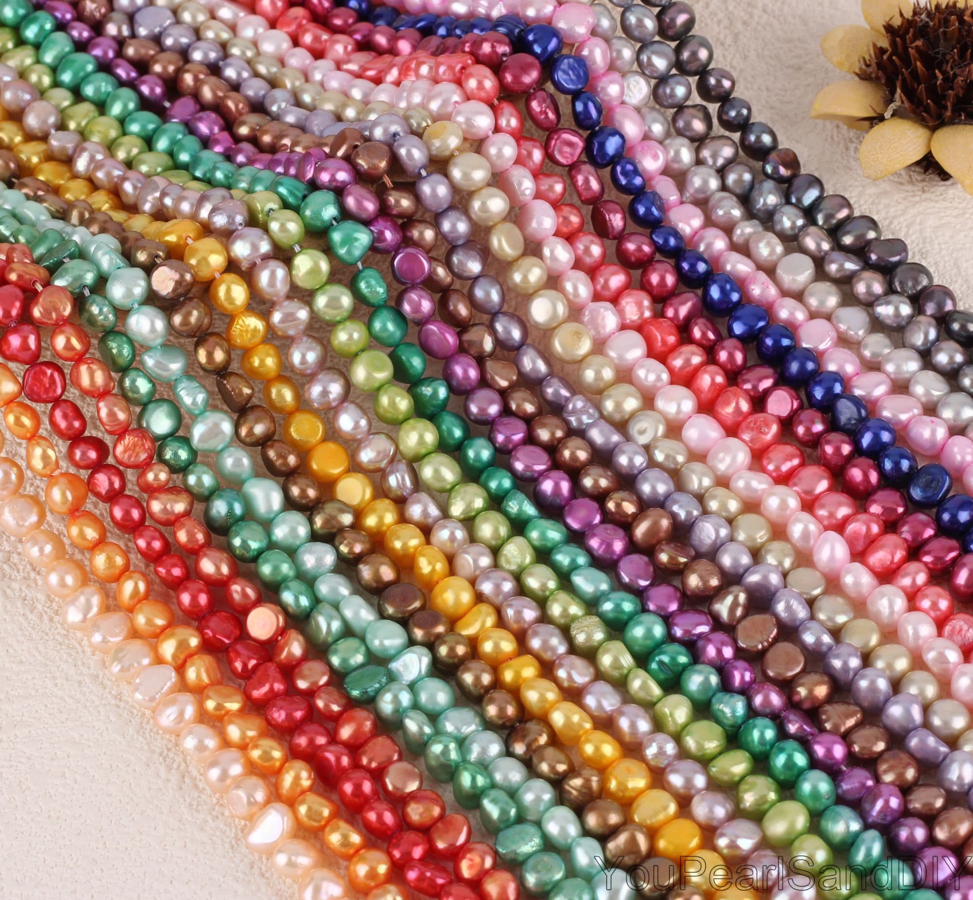 Pendientes de aro con perlas blancas y concha dorada, pendientes de aro