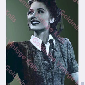 Op de afbeelding: Zwart-wit vintage foto van een vrouw in een gebreide jas met daaronder een wit overhemd met kraag. De jas heeft een knoopsluiting en korte mouwen. De woorden "Vintage Knits" en "Goldmine" staan op de afbeelding.