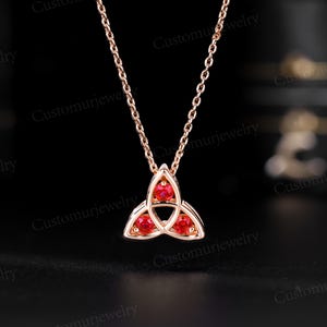Collana celtica della Trinità con rubino sintetico, ciondolo triquetra irlandese, gioiello con nodo celtico a tre pietre, regalo personalizzato con pietra portafortuna, collana in oro 10 carati immagine 8