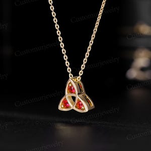 Collana celtica della Trinità con rubino sintetico, ciondolo triquetra irlandese, gioiello con nodo celtico a tre pietre, regalo personalizzato con pietra portafortuna, collana in oro 10 carati immagine 4