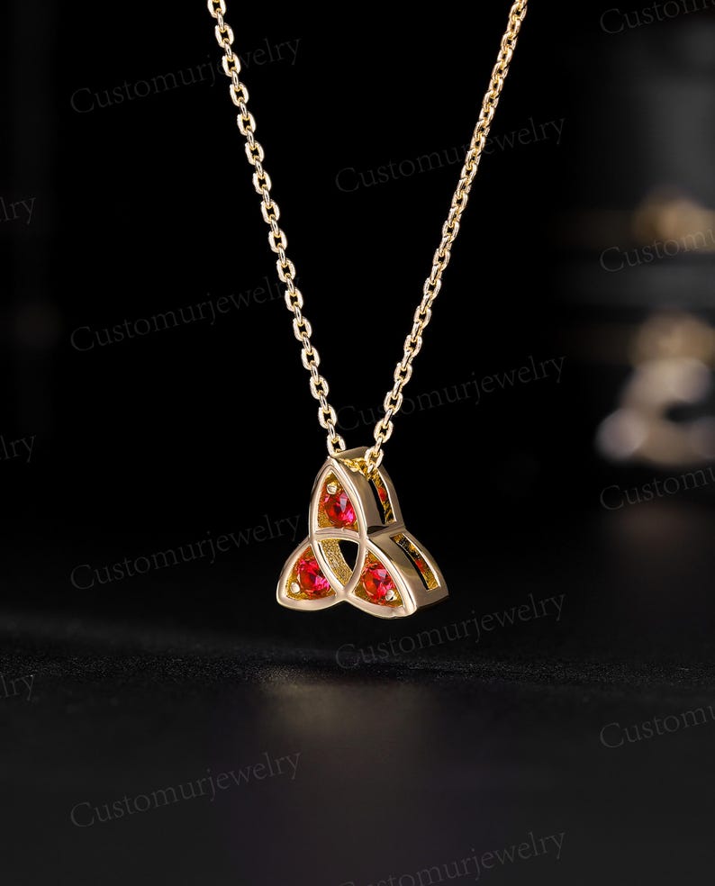 Collana celtica della Trinità con rubino sintetico, ciondolo triquetra irlandese, gioiello con nodo celtico a tre pietre, regalo personalizzato con pietra portafortuna, collana in oro 10 carati immagine 4