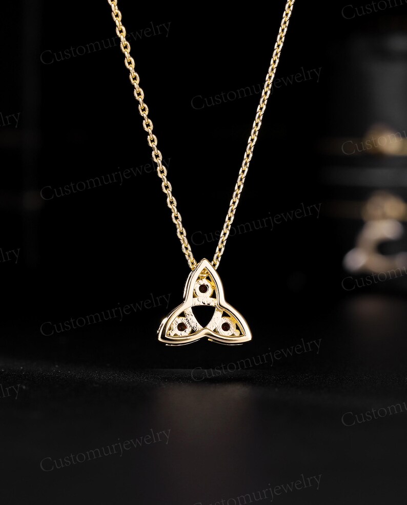 Collana celtica della Trinità con rubino sintetico, ciondolo triquetra irlandese, gioiello con nodo celtico a tre pietre, regalo personalizzato con pietra portafortuna, collana in oro 10 carati immagine 6
