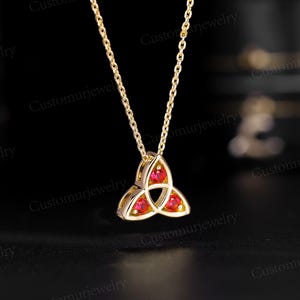 Collana celtica della Trinità con rubino sintetico, ciondolo triquetra irlandese, gioiello con nodo celtico a tre pietre, regalo personalizzato con pietra portafortuna, collana in oro 10 carati immagine 5