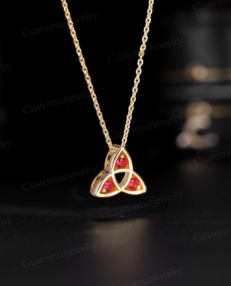 Collana celtica della Trinità con rubino sintetico, ciondolo triquetra irlandese, gioiello con nodo celtico a tre pietre, regalo personalizzato con pietra portafortuna, collana in oro 10 carati immagine 5