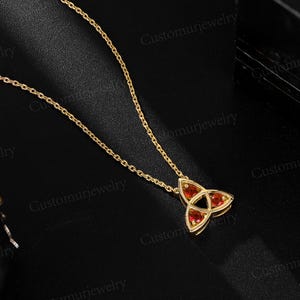 Collana celtica della Trinità con rubino sintetico, ciondolo triquetra irlandese, gioiello con nodo celtico a tre pietre, regalo personalizzato con pietra portafortuna, collana in oro 10 carati immagine 3