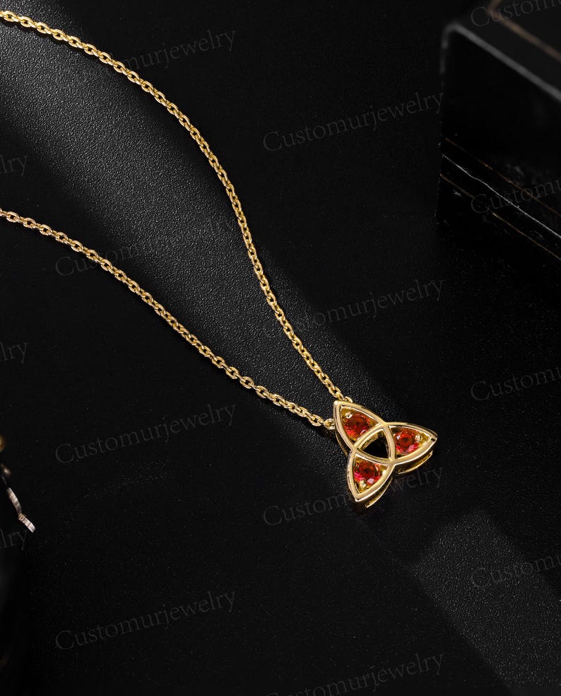 Collana celtica della Trinità con rubino sintetico, ciondolo triquetra irlandese, gioiello con nodo celtico a tre pietre, regalo personalizzato con pietra portafortuna, collana in oro 10 carati immagine 3
