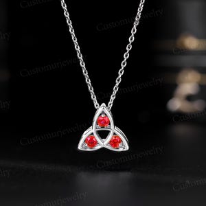 Collana celtica della Trinità con rubino sintetico, ciondolo triquetra irlandese, gioiello con nodo celtico a tre pietre, regalo personalizzato con pietra portafortuna, collana in oro 10 carati immagine 7